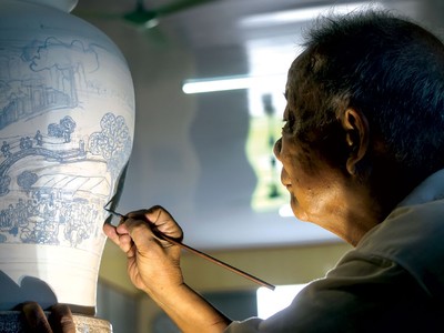 Một nghệ nhân vẽ sản phẩm gốm Chu Đậu.