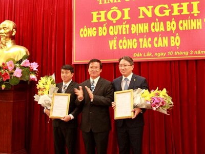 Đồng chí Hà Ban trao quyết định và chúc mừng đồng chí Y Thanh Hà Niê Kđăm và đồng chí Nguyễn Hải Ninh.