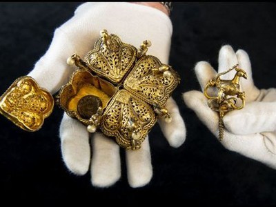 Hộp đựng đồ ăn vặt bằng vàng từ 200 năm trước.