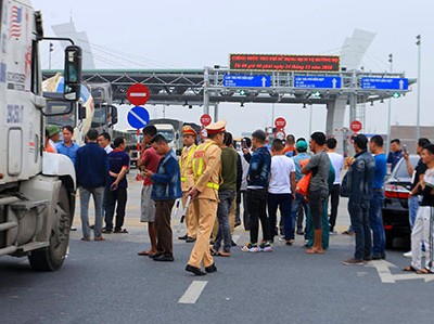 Nhiều tài xế tập trung đề nghị miễn phí qua trạm BOT Phả Lại sáng 27/12/2018 khi trạm này bắt đầu thu phí. Ảnh: Phương Sơn.
