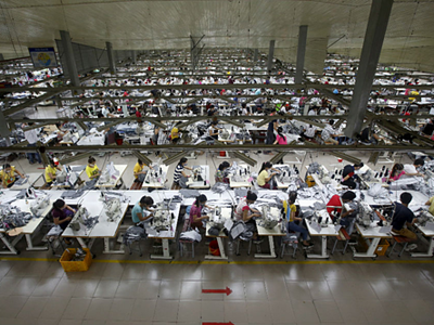 Công nhân làm việc trong một nhà máy ở Việt Nam. Ảnh: Reuters.