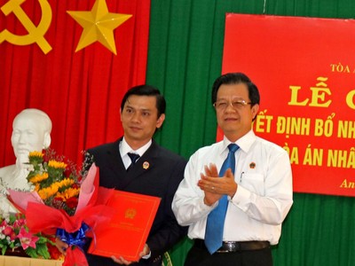 Phó Chánh án TAND tối cao Lê Hồng Quang trao quyết định và chúc mừng đồng chí Huỳnh Thanh Tâm.