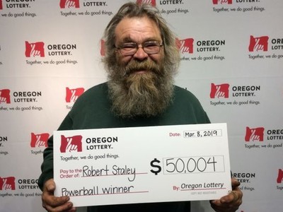 Ông Robert Staley nhận giải thưởng tại Xổ số Oregon.