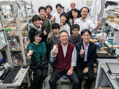 TS Trương Quang Đức (áo trắng hàng 3, ngoài cùng bên phải) cùng nhóm nghiên cứu tại đại học Tohoku.