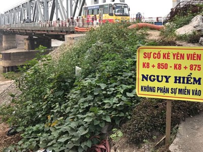 Mố cầu Đuống nhiều lần bị lún sụt. Ảnh: Trần Quang.