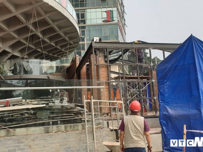 Lực lượng chức năng cưỡng chế, tháo dỡ công trình nhà hàng El Gaucho xây dựng trái phép.