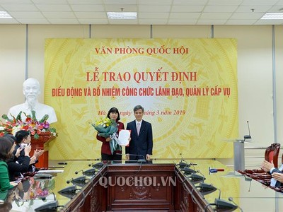 Phó Bí thư Thường trực Đảng ủy cơ quan Văn phòng Quốc hội Nguyễn Đức Thụ trao quyết định và chúc mừng đồng chí Trịnh Giáng Hương.