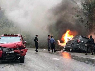 Hiện trường tai nạn khiến ôtô bốc cháy trên quốc lộ 6, đoạn qua tỉnh Hòa Bình. Ảnh: Đỗ Minh.