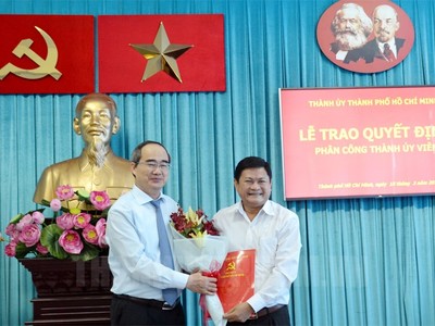 Bí thư Thành ủy TPHCM Nguyễn Thiện Nhân trao quyết định cho đồng chí Huỳnh Cách Mạng.