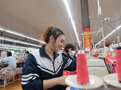 Nhóm ngành bán lẻ hàng tiêu dùng, cảng biển, dệt may... có nhiều cơ hội tăng trưởng.