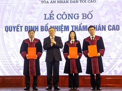 Chánh án TANDTC Trương Hòa Bình trao các quyết định bổ nhiệm Thẩm phán cao cấp.
