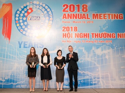 Đại diện MSB, bà Hồ Thị Quỳnh Hương - Giám đốc quản lý giao dịch trái phiếu Chính phủ (thứ 2 từ trái sang) nhận giải thưởng từ VBMA.