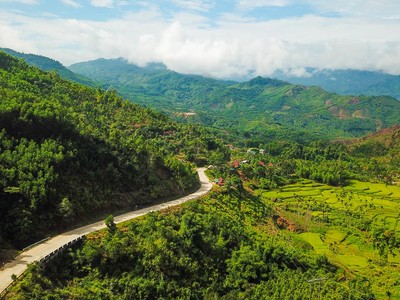 Tháng 3. Khi những cánh đồng lúa bậc thang nằm bên dãy Trường Sơn Đông bắt đầu trổ bông cũng là thời điểm mây trời kéo về kéo thành từng vệt dài trên đỉnh núi hoặc tụ hội đầy ắp các thung lũng huyện Sơn Tây (Quảng Ngãi).