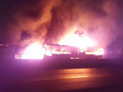 Xe khách cháy rực trong đêm. Ảnh: Phan Thành.