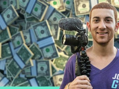 Drew kiếm được từ 1.000 - 30.000 USD/tháng tùy thuộc vào lượt xem của các video anh đăng tải.