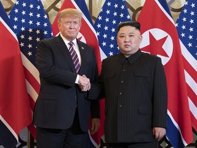 Tổng thống Mỹ Trump (trái) và Chủ tịch Triều Tiên Kim Jong-un tại Hà Nội ngày 27/2. Ảnh: AFP.