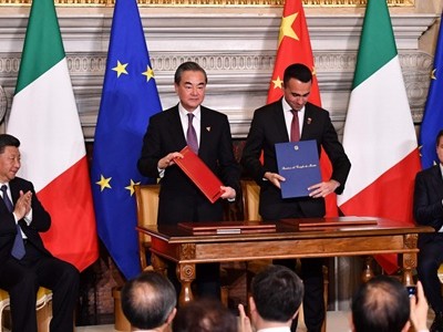 Lễ ký kết thỏa thuận Vành đai Con đường diễn ra hôm nay dưới sự chứng kiến của Chủ tịch Trung Quốc Tập Cận Bình (ngoài cùng bên trái) và Thủ tướng Italy Giuseppe Conte (ngoài cùng bên phải). Ảnh: AFP.