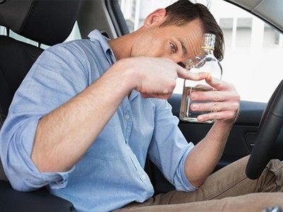 Đừng để bạn mình lái xe sau khi uống bia rượu. Ảnh: StateWide.