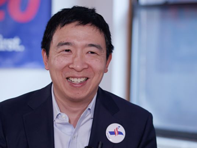Andrew Yang tại văn phòng chiến dịch tranh cử của ông. Ảnh: CNBC.