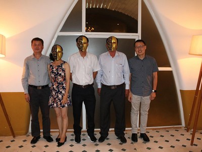 Đại diện Vietlott, Berjaya và 3 người trúng giải chụp ảnh lưu niệm tối 23/3 tại TP.HCM. Ảnh: Berjaya.