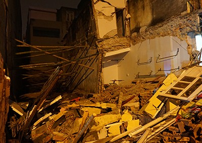 Hiện trường vụ sập nhà. Ảnh: Lê Hoàng.