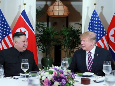 Trump (phải) và Kim Jong-un tại hội nghị thượng đỉnh lần hai ở Hà Nội cuối tháng hai. Ảnh: KCNA.