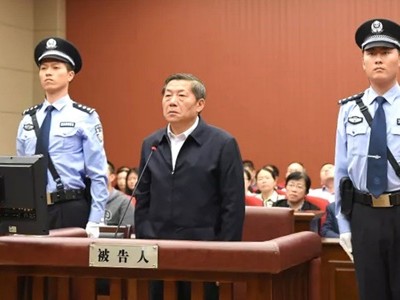 Lỗ Vĩ (giữa) tại phiên tòa ở Chiết Giang tháng 10 năm ngoái. Ảnh: SCMP.