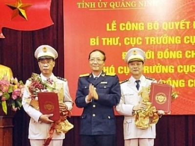Phó Tổng cục trưởng Nguyễn Công Bình trao quyết định bổ nhiệm Cục trưởng Hải quan Quảng Ninh cho ông Nguyễn Văn Nghiên (phải) và Cục phó cho ông Trần Quang Trung (trái).