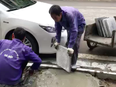 Nhiều tuyến phố Hà Nội phải thay đổi thiết kế, chuyển từ đá tự nhiên sang lát gạch giả đá.