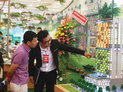 Khách hàng tìm hiểu thông tin dự án Ariyana Nha Trang.