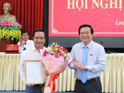 Bí thư Tỉnh ủy Long An Phạm Văn Rạnh trao quyết định và chúc mừng đồng chí Nguyễn Văn Được.