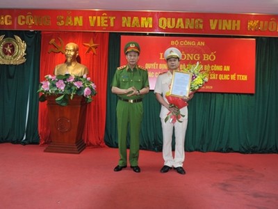 Thượng tướng Lê Quý Vương trao quyết định và chúc mừng Thiếu tướng Vũ Xuân Dung.