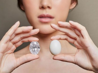 Viên kim cương đẹp không tì vết to như quả trứng.