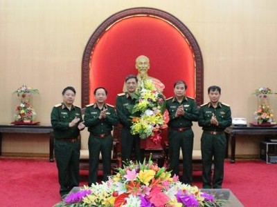 Thủ tưởng Bộ Tư lệnh Quân khu 2 chúc mừng đồng chí Phạm Hồng Chương.