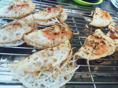 Bánh xèo vốn đã nổi tiếng trong nền ẩm thực Việt Nam. Món bánh có lớp vỏ mỏng được rán giòn tan kẹp nhân thịt, tôm và giá bên trong đã trở thành một món ngon khiến bao người phải thèm thuồng và gây thương nhớ trong lòng du khách quốc tế. Tại Nha Trang (Khánh Hòa), món bánh nổi tiếng này đã được biến tấu lại thành một món đặc sản vùng biển mang tên bánh xèo mực. Ảnh: @khuatgiaminh.