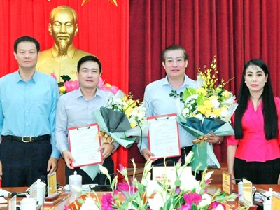 Bí thư Tỉnh ủy Vĩnh Phúc Hoàng Thị Thúy Lan và Chủ tịch HĐND tỉnh Vĩnh Phúc Trần Văn Vinh chúc mừng các đồng chí Nguyễn Tuấn Khanh, Vũ Việt Văn. 