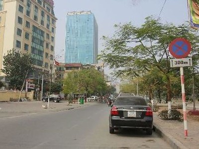 Xe ô tô đỗ dưới biển cấm trên đường Nguyễn Ngọc Vũ, Hà Nội. (Ảnh, UBATGTQG).