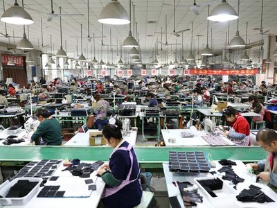 Các công ty nước ngoài đang tìm cách giảm bớt sự phụ thuộc vào các nhà máy sản xuất ở Trung Quốc. (Ảnh: Reuters).