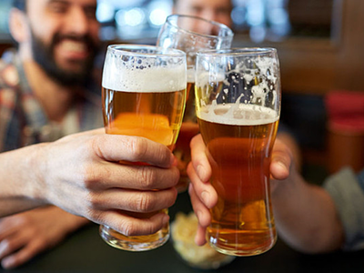 Nhiều quán bia sang trọng sẽ dùng cốc thon gọn về đáy để kích thích khách uống nhiều hơn. Ảnh: 2GB.