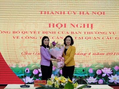 Phó Bí thư Thường trực Thành ủy Hà Nội Ngô Thị Thanh Hằng trao quyết định và chúc mừng đồng chí Trần Thị Phương Hoa.