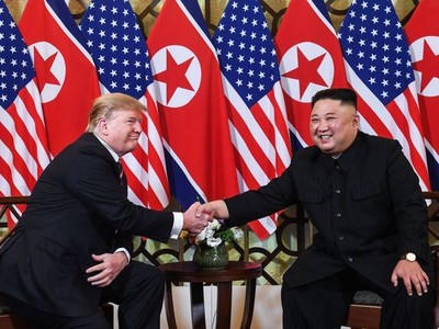 Tổng thống Donald Trump bắt tay nhà lãnh đạo Kim Jong-un tại Hà Nội. (Ảnh: AFP).