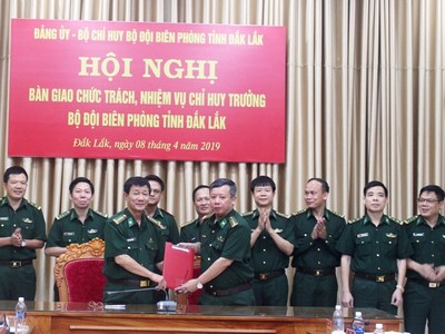 Đại tá Phạm Quang Hùng (bên trái) bàn giao chức trách nhiệm vụ cho Đại tá Nguyễn Đức Mạnh.