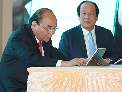 Thủ tướng dùng chữ ký số ký ban hành văn bản trên máy tính bảng. Ảnh: VGP.