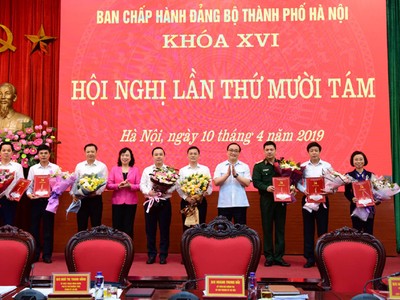 Lãnh đạo Thành ủy Hà Nội trao quyết định và chúc mừng các đồng chí được Ban Bí thư Trung ương Đảng quyết định chỉ định, chuẩn y.