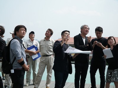 Ông Kengo Kuma (thứ 3 từ phải sang) và các cộng sự đi khảo sát tiến độ thi công công trình