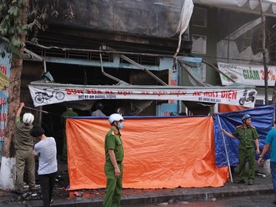 Cảnh sát phong tỏa hiện trường điều tra nguyên nhân vụ cháy. Ảnh: Võ Thạnh.