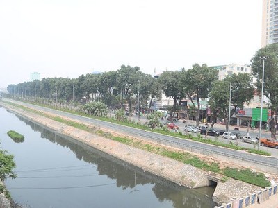 Nước sông Tô Lịch như cống nổi khổng lồ chạy qua lòng Hà Nội.