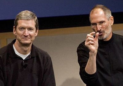 Tim Cook (trái) và Steve Jobs trong một sự kiện. Ảnh: CNBC.