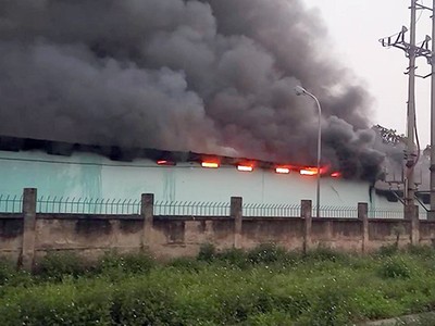 Lửa cùng khói bốc lên trong vụ cháy nhà kho công ty dược. Ảnh: CTV.