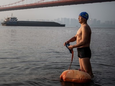 CEO Trung Quốc 11 năm bơi qua sông để đi làm